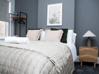 Old Trafford House | Sleeps 14 thumbnail