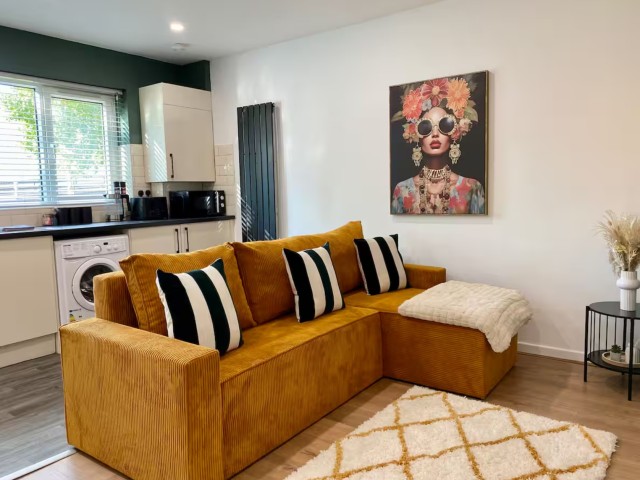 Central 12 Sleeper House image