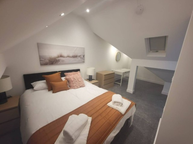 The Queens | 10 Sleeper House image