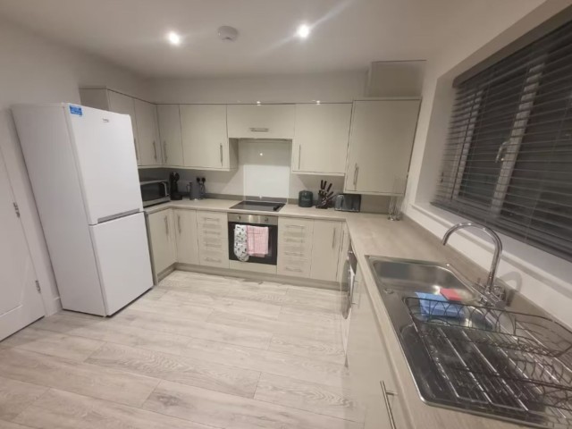 The Queens | 10 Sleeper House image