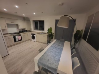 The Queens | 10 Sleeper House thumbnail