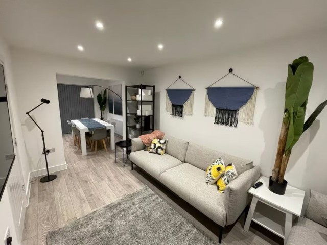 The Queens | 10 Sleeper House image