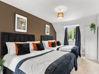 Nottingham House | Sleeps 15 thumbnail