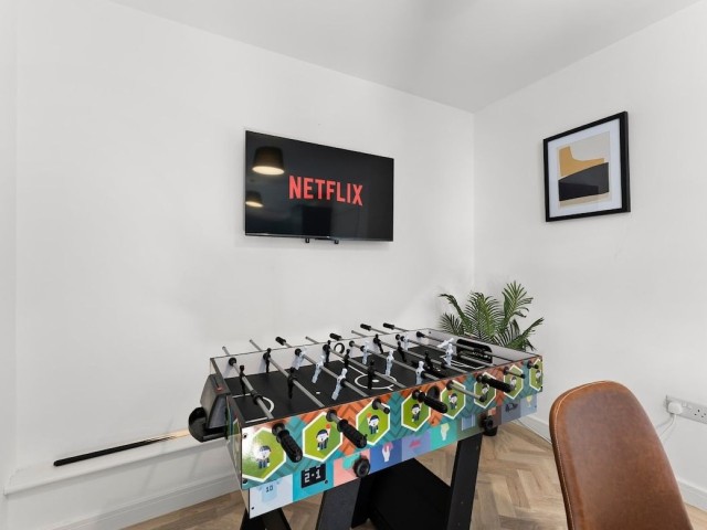 Nottingham House | Sleeps 15 image