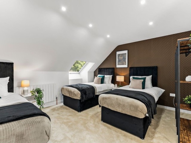 Nottingham House | Sleeps 15 image