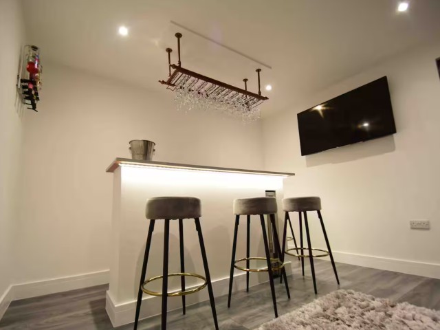 10 Sleeper House with Hot Tub image