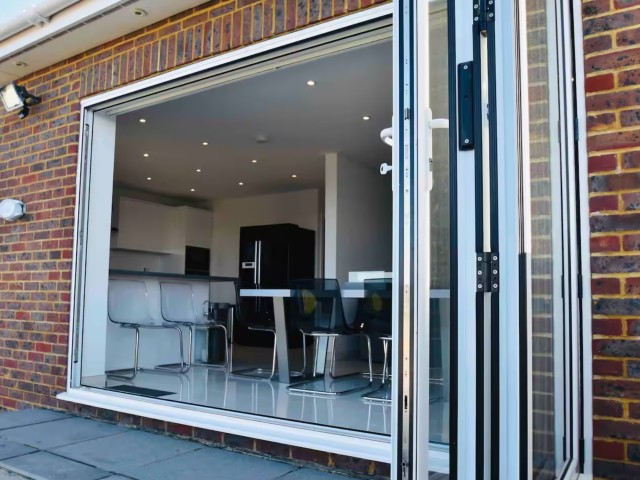 10 Sleeper House with Hot Tub image