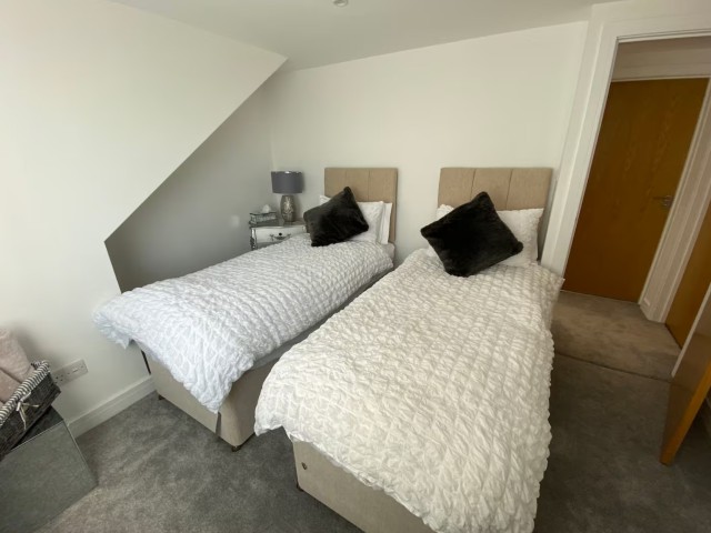 10 Sleeper House with Hot Tub image