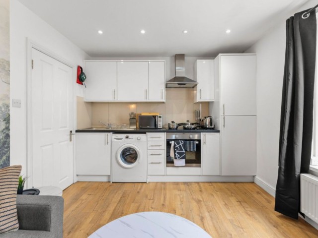 10 Sleeper House with Hot Tub image