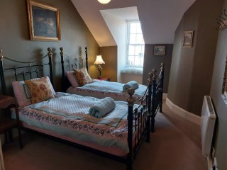 Edinburgh Royal Mile Penthouse | Sleeps 16 thumbnail