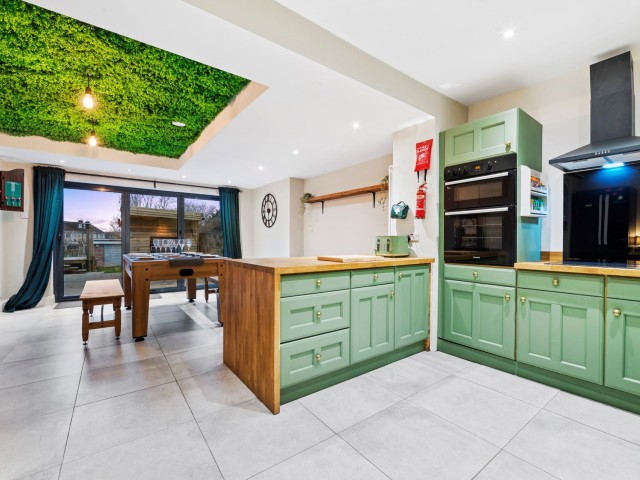 Bristol 8 Sleeper Hot Tub House image