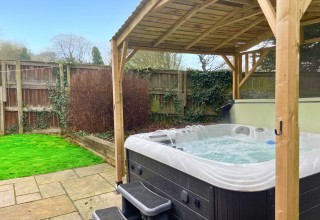 Leeds 14 Sleeper Hot Tub Cottage