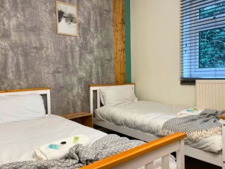 Leeds 14 Sleeper Hot Tub Cottage thumbnail