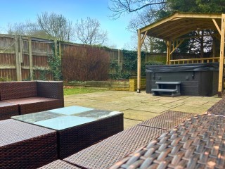 Leeds 14 Sleeper Hot Tub Cottage thumbnail