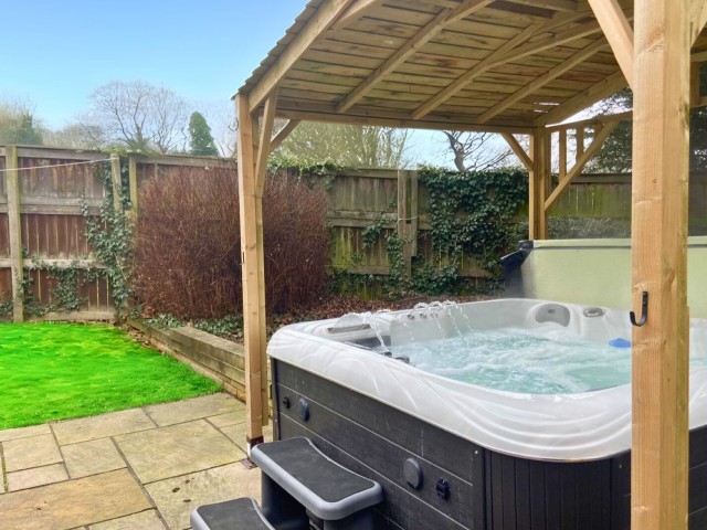 Leeds 14 Sleeper Hot Tub Cottage image