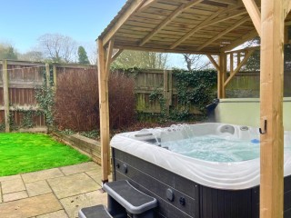 Leeds 14 Sleeper Hot Tub Cottage thumbnail