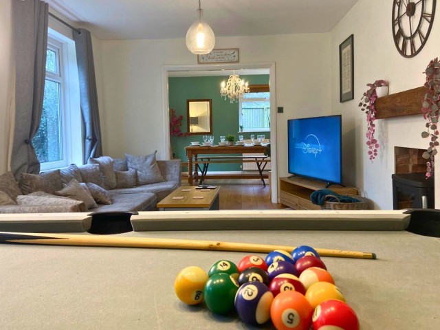 Leeds 14 Sleeper Hot Tub Cottage image