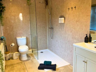 Leeds 14 Sleeper Hot Tub Cottage thumbnail