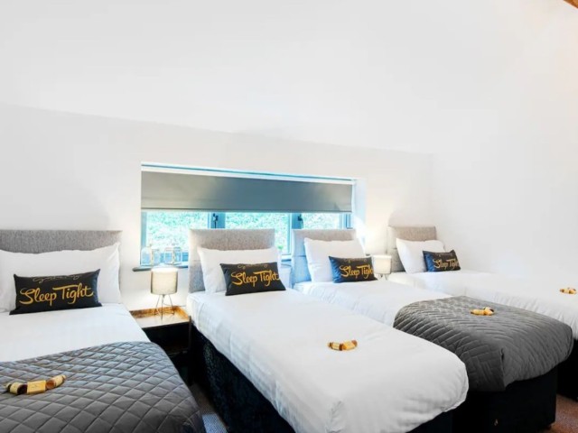 Leeds Hot Tub House | Sleeps 20 image