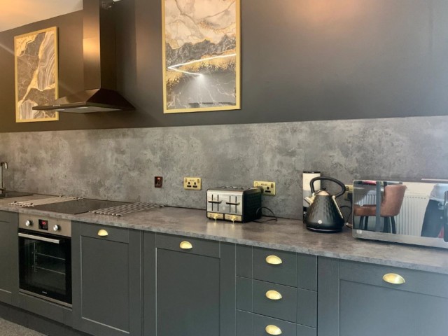 Leeds Hot Tub House | Sleeps 20 image