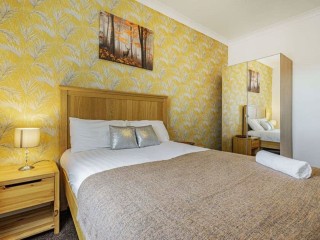 Newcastle House with Hot Tub | Sleeps 20 thumbnail