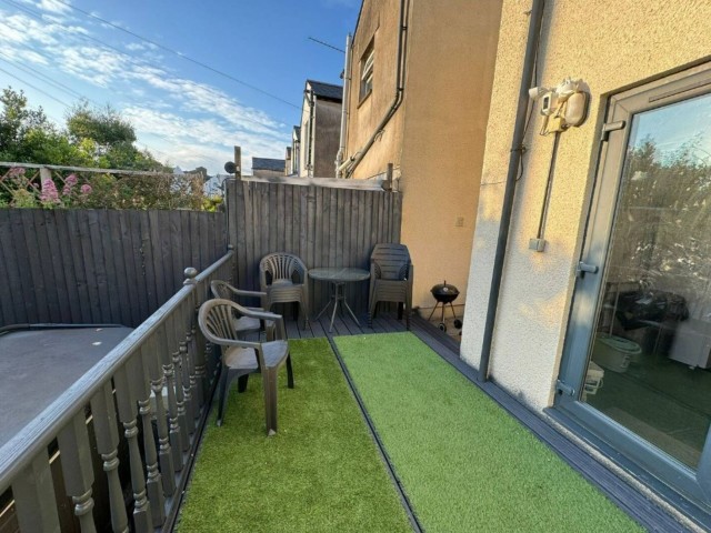 Cardiff Hen House | Sleeps 16 image