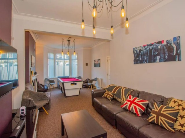 Cardiff Hen House | Sleeps 16 image