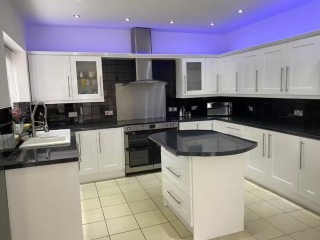 12 Sleeper Hot Tub House thumbnail