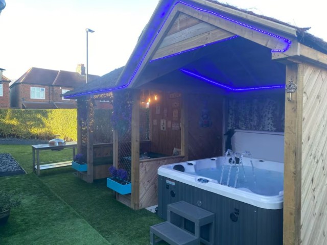 12 Sleeper Hot Tub House image
