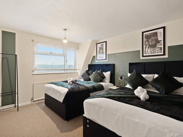 13 Sleeper House With Games Room image