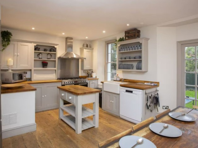 16 Sleeper House image