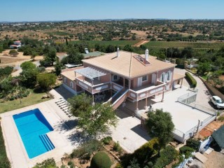 Villa Almeida | Sleeps 16 people thumbnail
