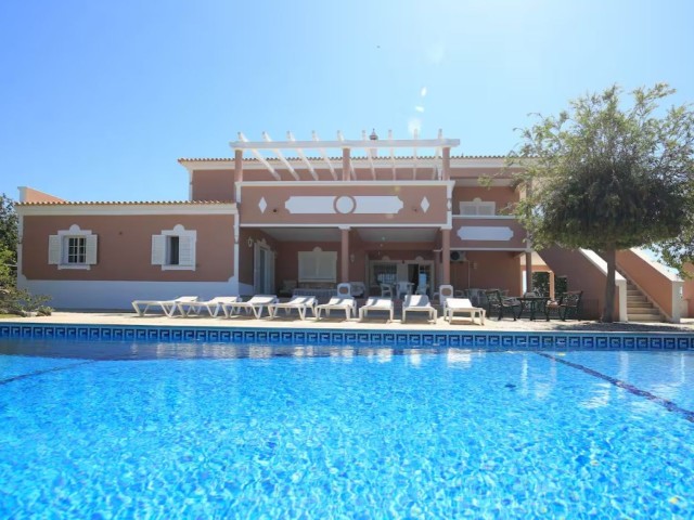 Villa Almeida | Sleeps 16 people image