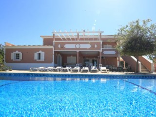 Villa Almeida | Sleeps 16 people thumbnail