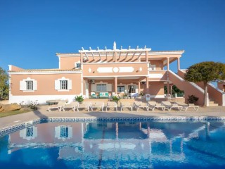 Villa Almeida | Sleeps 16 people thumbnail