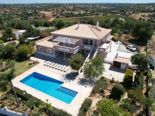 Villa Almeida | Sleeps 16 people thumbnail