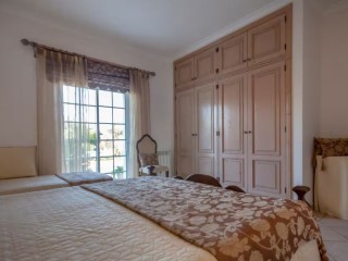 Villa Almeida | Sleeps 16 people thumbnail