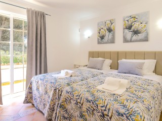 Villa Tenazinha | Sleeps 20 people thumbnail