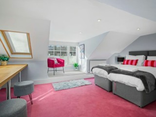 Townhouse | Sleeps 8 thumbnail