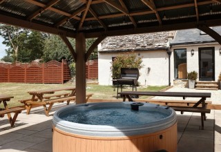 Cotswold 28 Sleeper House With Hot Tub
