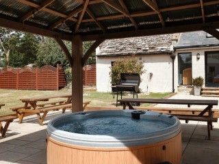 Cotswold 28 Sleeper House With Hot Tub thumbnail