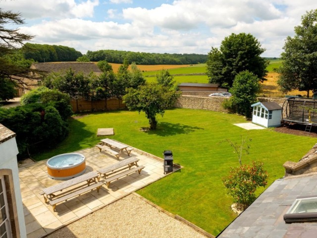 Cotswold 28 Sleeper House With Hot Tub image