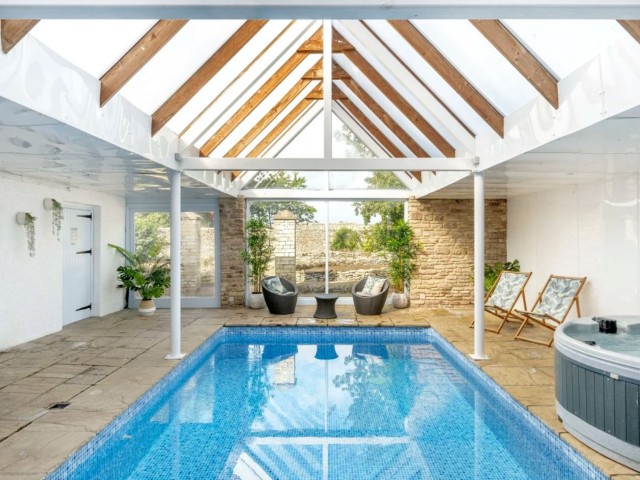 Cotswold 26 Sleeper House With Pool image