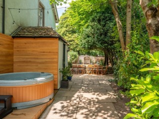 Cotswold 16 Sleeper Cottage With Hot Tub thumbnail