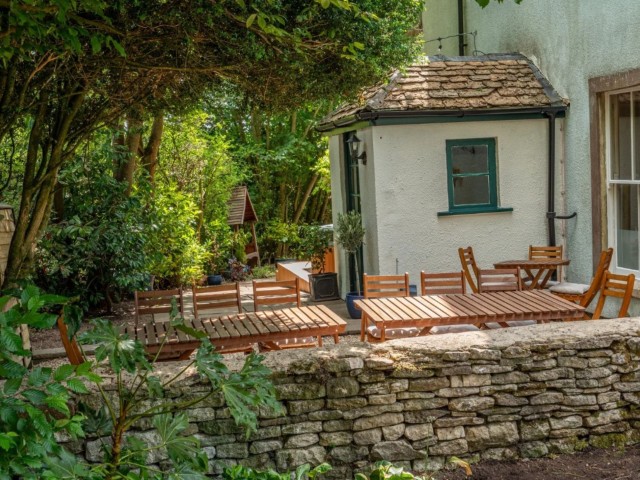 Cotswold 16 Sleeper Cottage With Hot Tub image