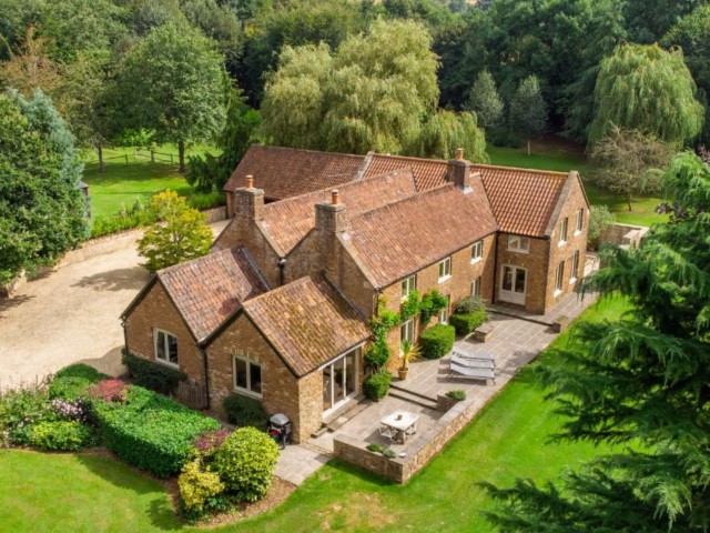 Bristol/Bath 12 Sleeper Farmhouse With Hot Tub image