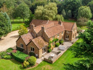 Bristol/Bath 12 Sleeper Farmhouse With Hot Tub thumbnail