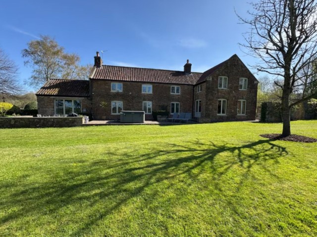 Bristol/Bath 12 Sleeper Farmhouse With Hot Tub image