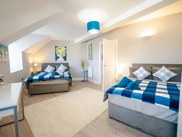 3 Bedroom Apartment | Sleeps 13 people image