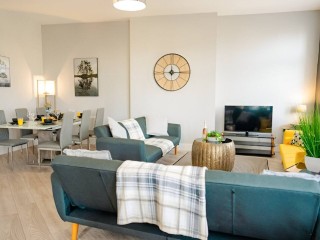 3 Bedroom Apartment | Sleeps 13 people thumbnail
